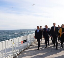 Su Majestad el Rey durante su visita por los muelles del puerto