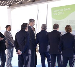 Su Majestad el Rey ante un panel explicativo de las obras de transformación del Puerto