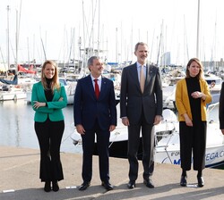 Su Majestad el Rey junto a las autoridades en el Puerto Olímpico