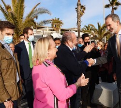 Don Felipe saluda al público que se ha congregado en los alrededores