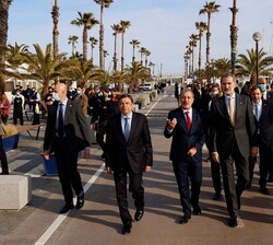 Su Majestad el Rey durante su visita por los muelles del puerto junto a las autoridades