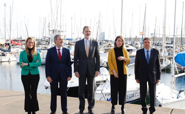 Su Majestad el Rey junto a las autoridades en el Puerto Olímpico