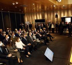 Su Majestad el Rey durante la presentación del presidente de WindEurope, Sven Utermöhlen