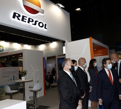Su Majestad el Rey durante su visita al pabellón de Repsol
