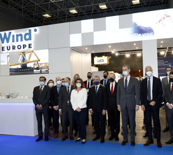Su Majestad el Rey durante su visita al pabellón de WindEurope