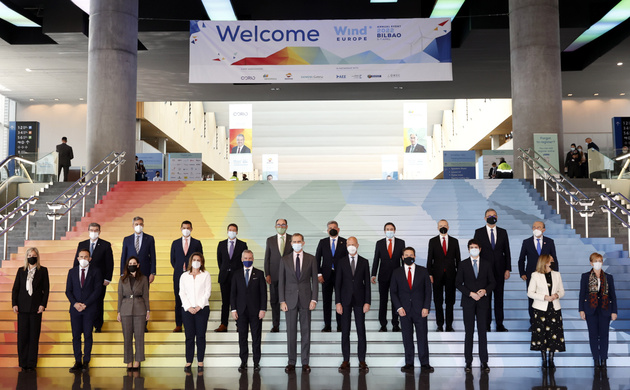 Fotografía de grupo de Su Majestad el Rey junto al resto de autoridades y personalidades asistentes al acto