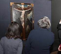 Su Majestad la Reina junto al Príncipe de Gales observan el cuadro “Cristo en la Cruz” de El Greco 