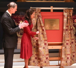 Su Majestad la Reina junto al Príncipe de Gales descubren una placa conmemorativa de la inauguración de la “Spanish Gallery of Auckland Castle&#