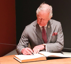 Su Alteza Real el Príncipe de Gales firma en el Libro de Visitas del museo