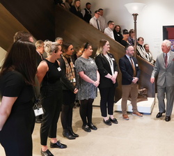 Su Majestad la Reina y el Príncipe de Gales reciben el saludo de una representación de los trabajadores de la Spanish Gallery