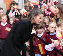 Su Majestad la Reina a su salida de la Spanish Gallery recibe el saludo de unos escolares
