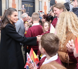 Su Majestad la Reina y el Príncipe de Gales a su salida de la Spanish Gallery recibe el saludo de unos escolares