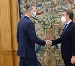 Su Majestad el Rey recibe el saludo del presidente del Partido Popular, Alberto Núñez Feijóo