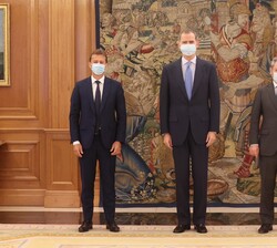 Su Majestad el Rey junto al consejero delegado de Airbus, Guillaume Faury, y al presidente de Airbus España, Alberto Gutiérrez Moreno