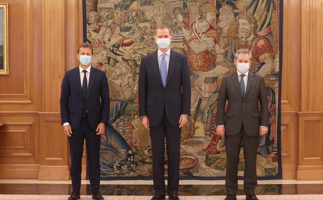 Su Majestad el Rey junto al consejero delegado de Airbus, Guillaume Faury, y al presidente de Airbus España, Alberto Gutiérrez Moreno