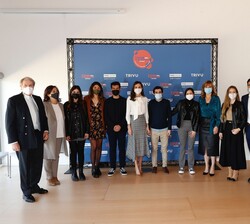 La Reina con con jóvenes de la “Generación Propósito”