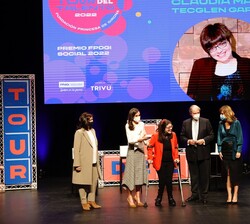 Doña Letizia en el escenario con Claudia María Tecgleb García