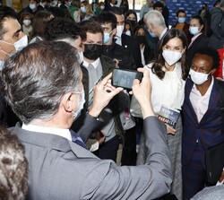 Doña Letizia con los asistentes tras finalizar el acto