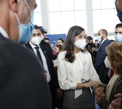 Doña Letizia conversa con los asistentes