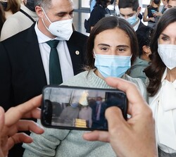 La Reina con los asistentes al finalizar el evento