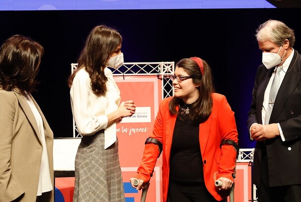 Doña Letizia con versa con la galardonada con el “Premio Fundación Princesa de Girona 2022”, en la categoría de “Social”, Clau