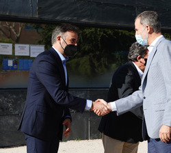Sus Majestades y Sus Altezas Reales son recibidos por las autoridades presentes