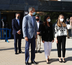 La Princesa de Asturias saluda al público asistente acompañada de Sus Majestades y Doña Sofía