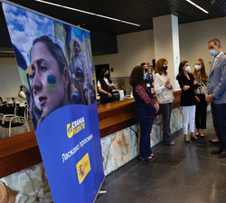 Sus Majestades los Reyes y Sus Altezas Reales en el Centro de Recepción, Acogida y Derivación de Refugiados
