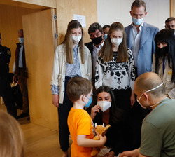 Sus Majestades y Sus Altezas Reales toman contacto los refugiados más jóves y sus familias
