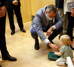 Don Felipe en un momento entrañable con un niño refugiado de Ucrania en CREADE