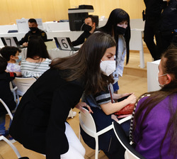 Doña Letizia recibe de primera mano el testimonio de una muy joven refugiada en su visita al aula de la Dirección general de la Policía en CREADE