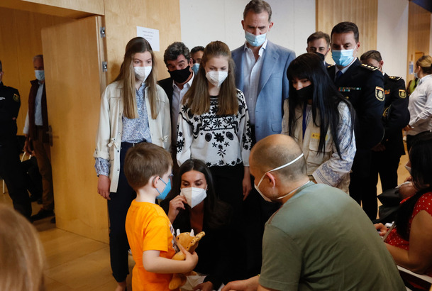 Sus Majestades y Sus Altezas Reales toman contacto los refugiados más jóves y sus familias