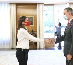 Don Felipe recibe el saludo de la María del Mar de Ros Raventós, CEO de SAILGP