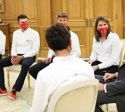 Don Felipe conversa con los miembros del equipo español SAILGP en un momento de la audiencia mantenida en el Palacio de La Zarzuela