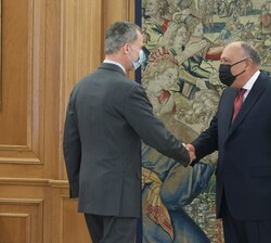 Su Majestad el Rey recibe el saludo del Ministro de Asuntos Exteriores de la República Árabe de Egipto, Sameh Hassan Shoukry Selim