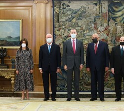 El Rey acompañado por el Ministro de Asuntos Exteriores de la República Árabe de Egipto, y por las autoridades españolas y egipcias asistentes a la au