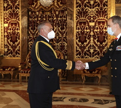 Su Majestad el Rey recibe al agregado de Argentina, comodoro Hugo Marcelo