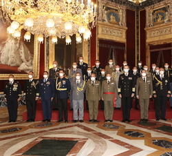 Fotografía de grupo de Su Majestad el Rey con los Agregados de Defensa, Militares, Navales y Aéreos acreditados en España representantes de sus países