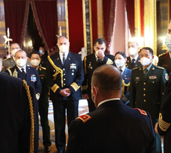 Su Majestad el Rey con los Agregados de Defensa, Militares, Navales y Aéreos acreditados en España representantes de sus países y a una Comisión de Re