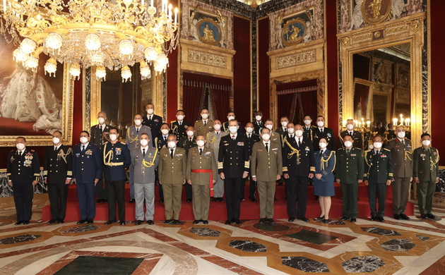 Fotografía de grupo de Su Majestad el Rey con los Agregados de Defensa, Militares, Navales y Aéreos acreditados en España representantes de sus países