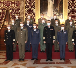 Su Majestad el Rey con un grupo de coroneles