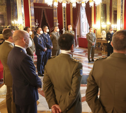 Su Majestad el Rey recibe a un grupo de coroneles
