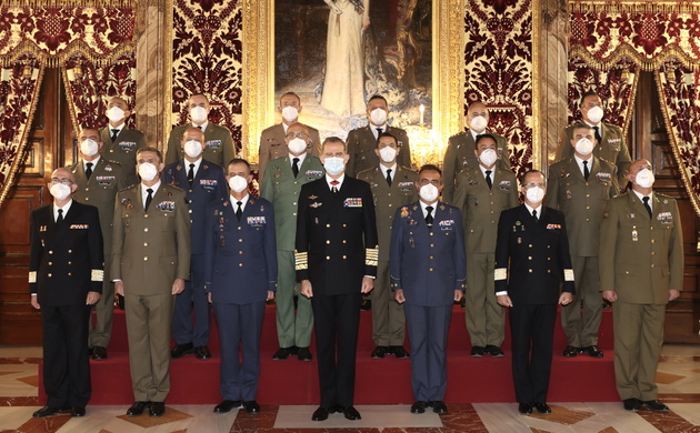Su Majestad el Rey con un grupo de coroneles