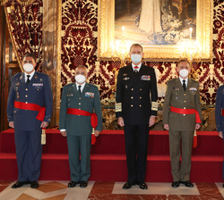 Fotografía de Su Majestad el Rey con un grupo de generales de división y vicealmirante