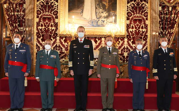 Fotografía de Su Majestad el Rey con un grupo de generales de división y vicealmirante
