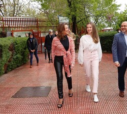Doña Leonor se dirige al salón de actos acompañada por las autoridades que la recibieron a su llegada
