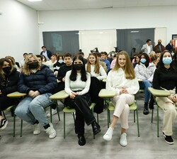 Doña Leonor durante el desarrollo de la mesa redonda