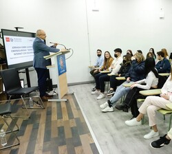 Su Alteza Real la Princesa de Asturias durante la intervención del director del IES Julio Verne