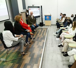 Doña Leonor durante el desarrollo de la mesa redonda