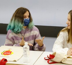 Doña Leonor conversa con una de las alumnas que participan en el debate en grupo